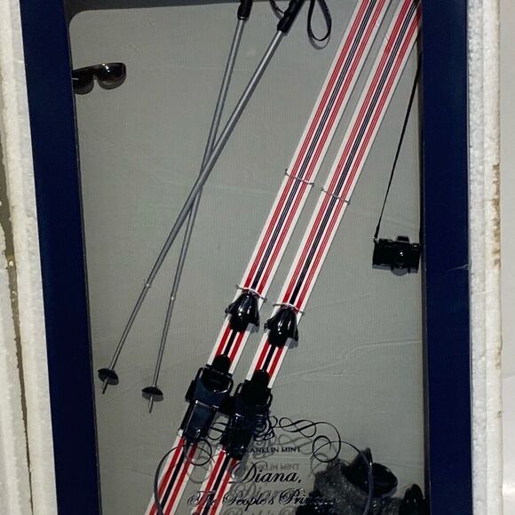 Franklin Mint Diana The People's Princess Portrait Doll Ski Ensemble Accessories - Picture 4 of 8